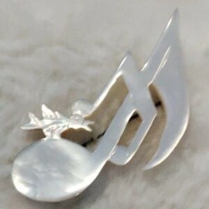Vintage pin Mother Of Pearl Musical Notes Singing Bird Hand-carved 1.5” x1.5”